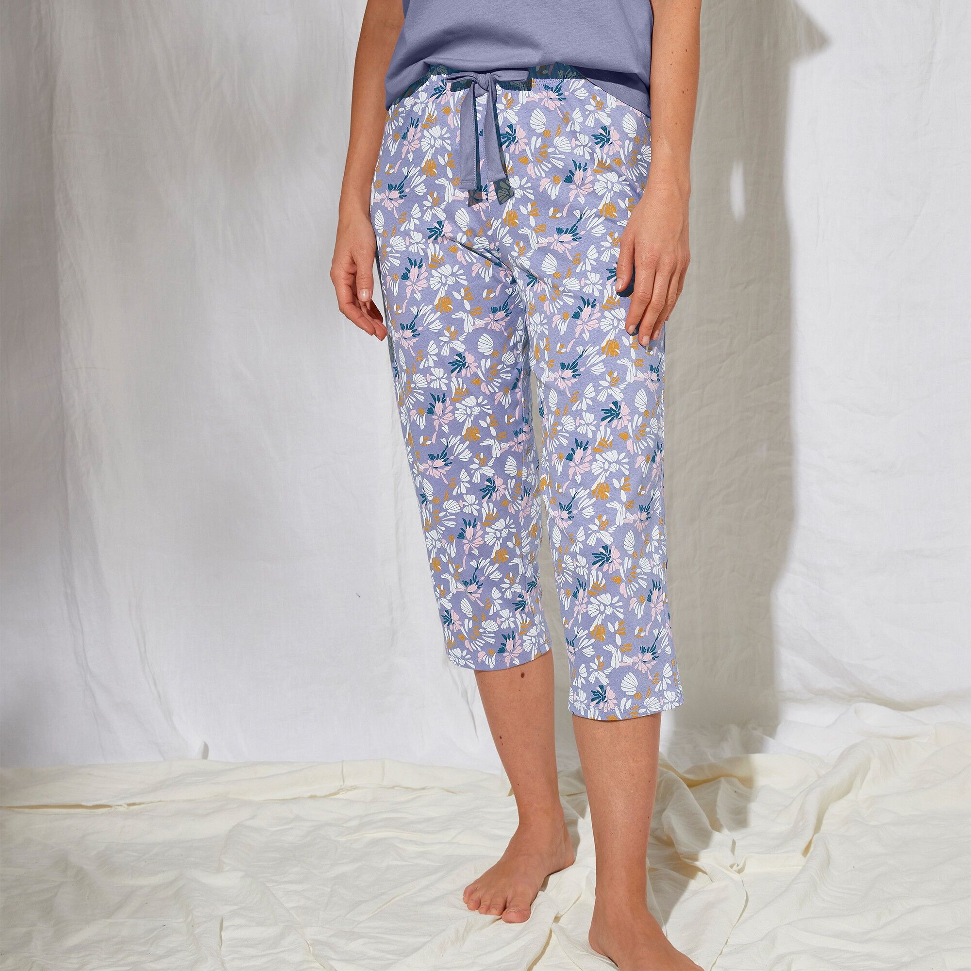 Blancheporte Pantacourt pyjama imprimé "pétales de fleurs" - BlancheporteLaissez-vous inspirer par cette ligne "Pétales de fleurs" créée dans un esprit japonisant. Vous aimerez ce pantacour très confortable à associer comme vous le souhaitez au tee-shirt