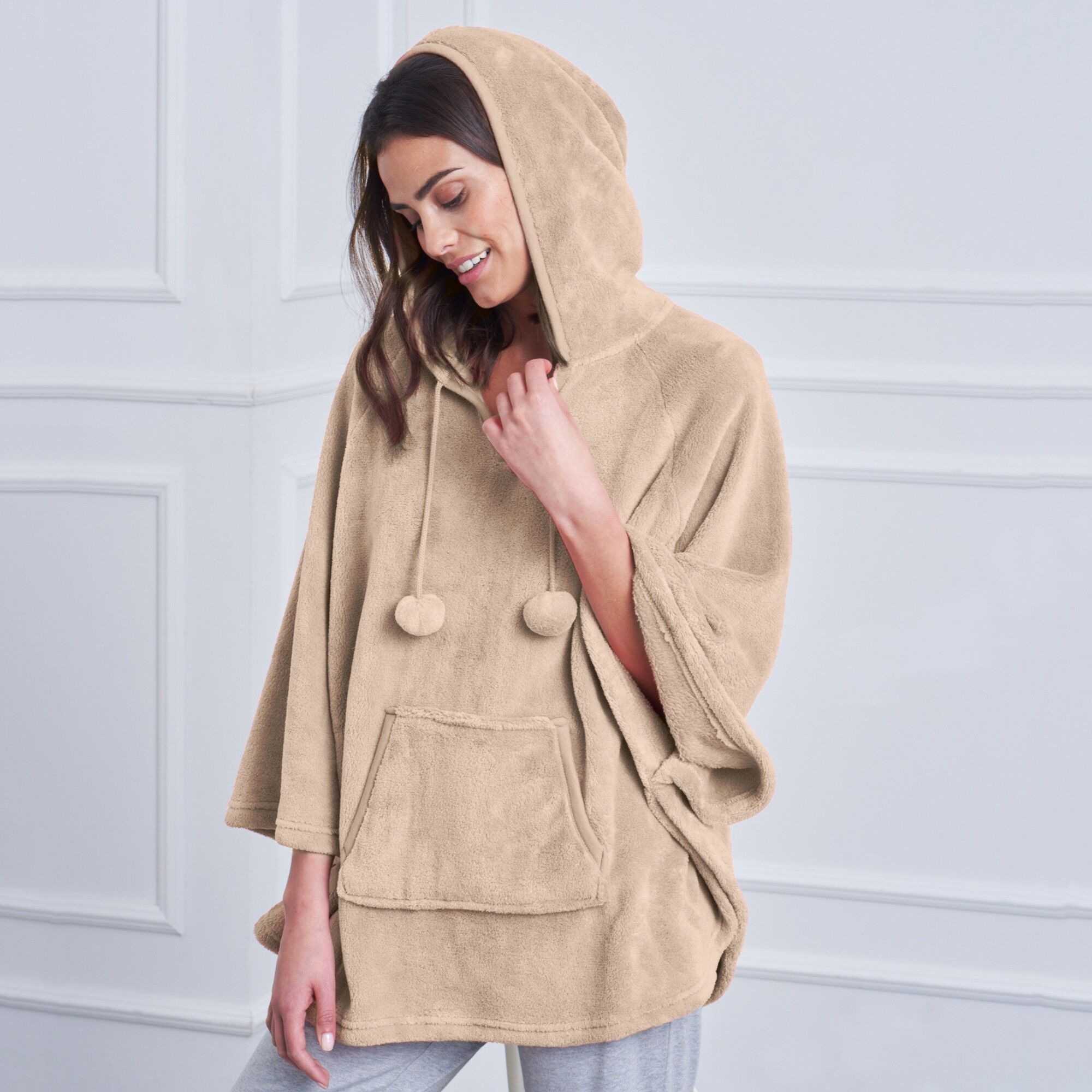 Blancheporte Poncho à capuche, maille polaire toucher peluche - BlancheportePour avoir bien chaud chez soi et se détendre, rien de tel que ce superbe poncho ultra moelleux, aussi doux qu'une peluche. Si facile à enfiler que vous n'aurez plus envie de le quitter !52Beige