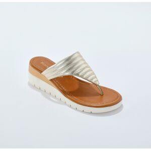 Blancheporte Mules entre-doigt compensées cuir matelassé - BlancheporteUn cuir légèrement matelassé au coloris doré chic. Une ligne enveloppante qui enrobe joliment le pied. Une semelle compensée qui permet de prendre confortablement de la hauteur et un a