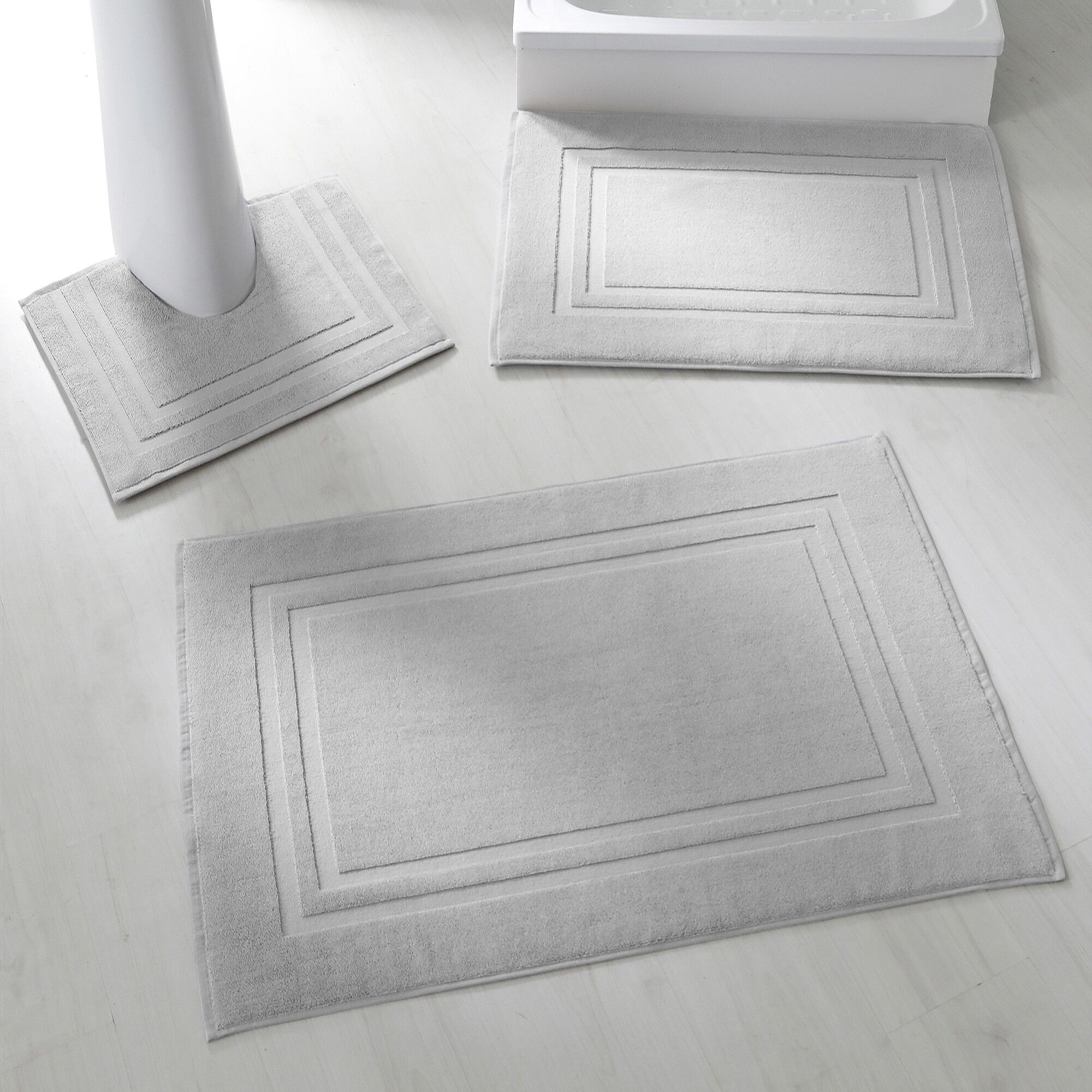 Tapis de bain éponge double liteau - Tapis De Bain : 50x80cm - Gris - ColombineÉpais et absorbant, ce tapis en 100% coton qualité luxe se coordonne aux coloris des éponges unies de la gamme Colombine® 540 g/m2. Une façon raffinée, douce et confortable d'h