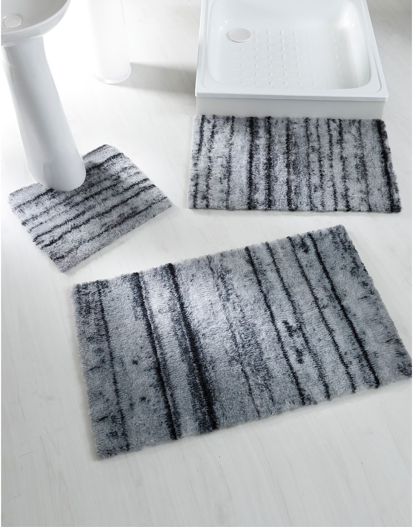 Tapis de bain effet parquet - BlancheporteDesign moderne et épaisseur moelleuse font bon ménage pour ce tapis de bain. Il trouvera sa place au pied de votre douche à coup sûr, pour vous éviter les glissades et mauvaises chutes !Tapis de bain : 60x100cmGri