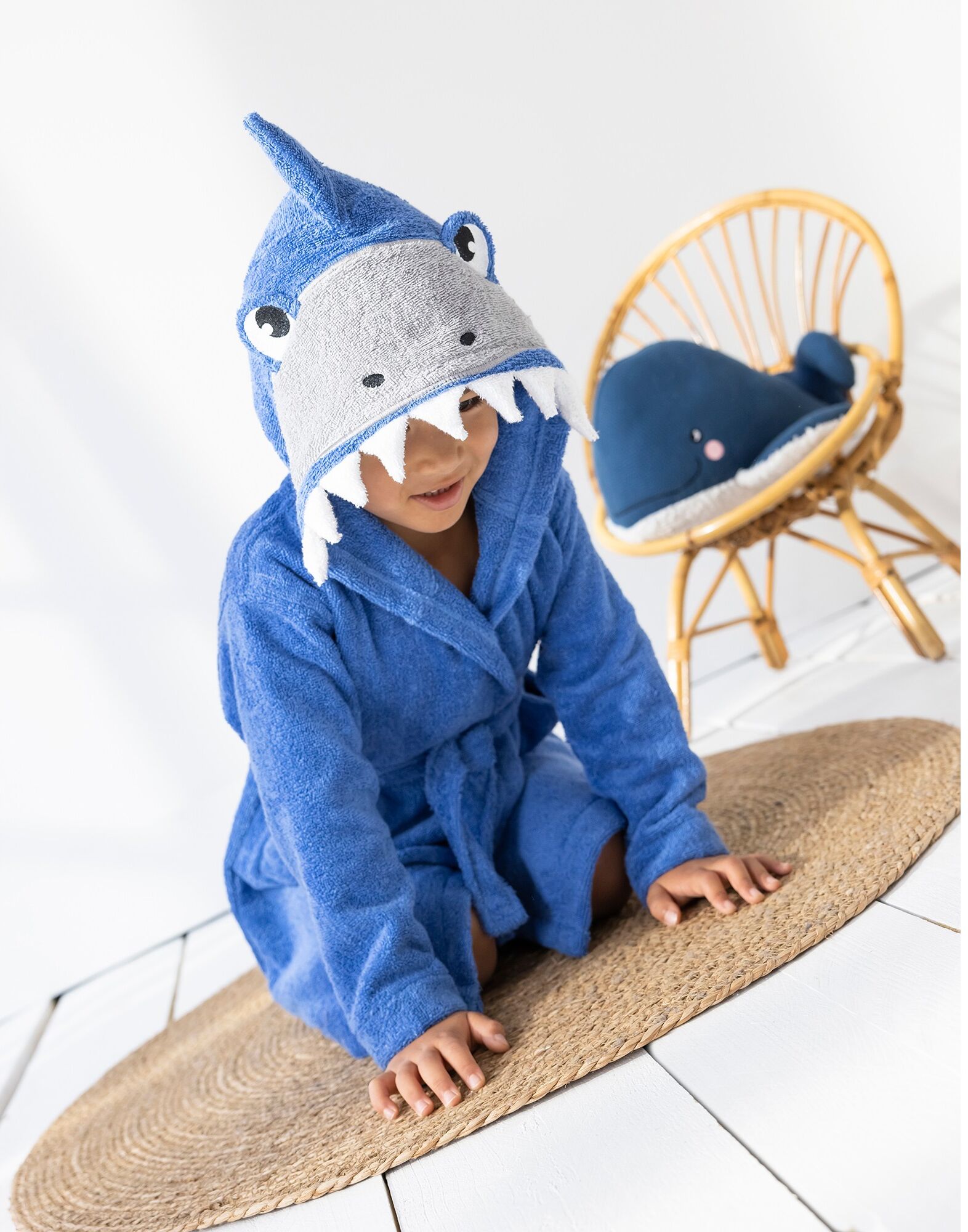 Peignoir de bain enfant requin éponge coton - 340g/m² - 6/8 Ans - Bleu - Colombine Des PetitsQuel plaisir de sortir du bain et d'enfiler son peignoir à capuche déguisement requin Colombine des Petits®. Enveloppés de douceur et bien secs, voilà nos petits 