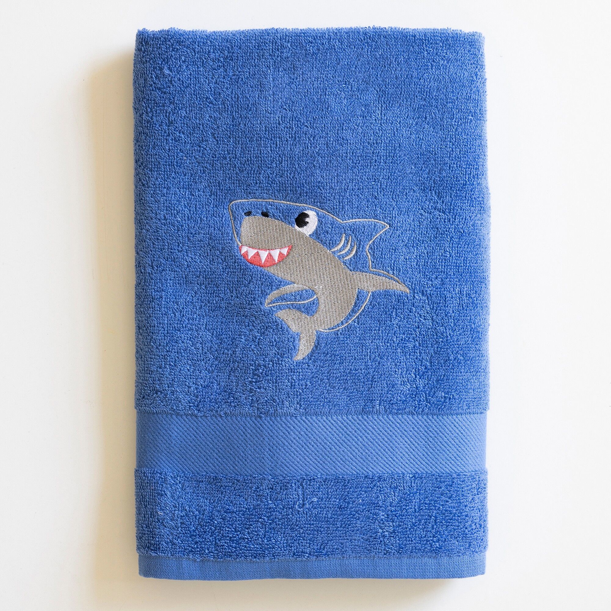 Collection éponge enfant brodée requin coton - 380g/m2 - Drap De Douche : 70x130cm - Bleu - Colombine Des PetitsAu moment de la toilette, les petites têtes blondes ont besoin de retrouver de la douceur, de la résistance et de la tendresse. C'est la promes