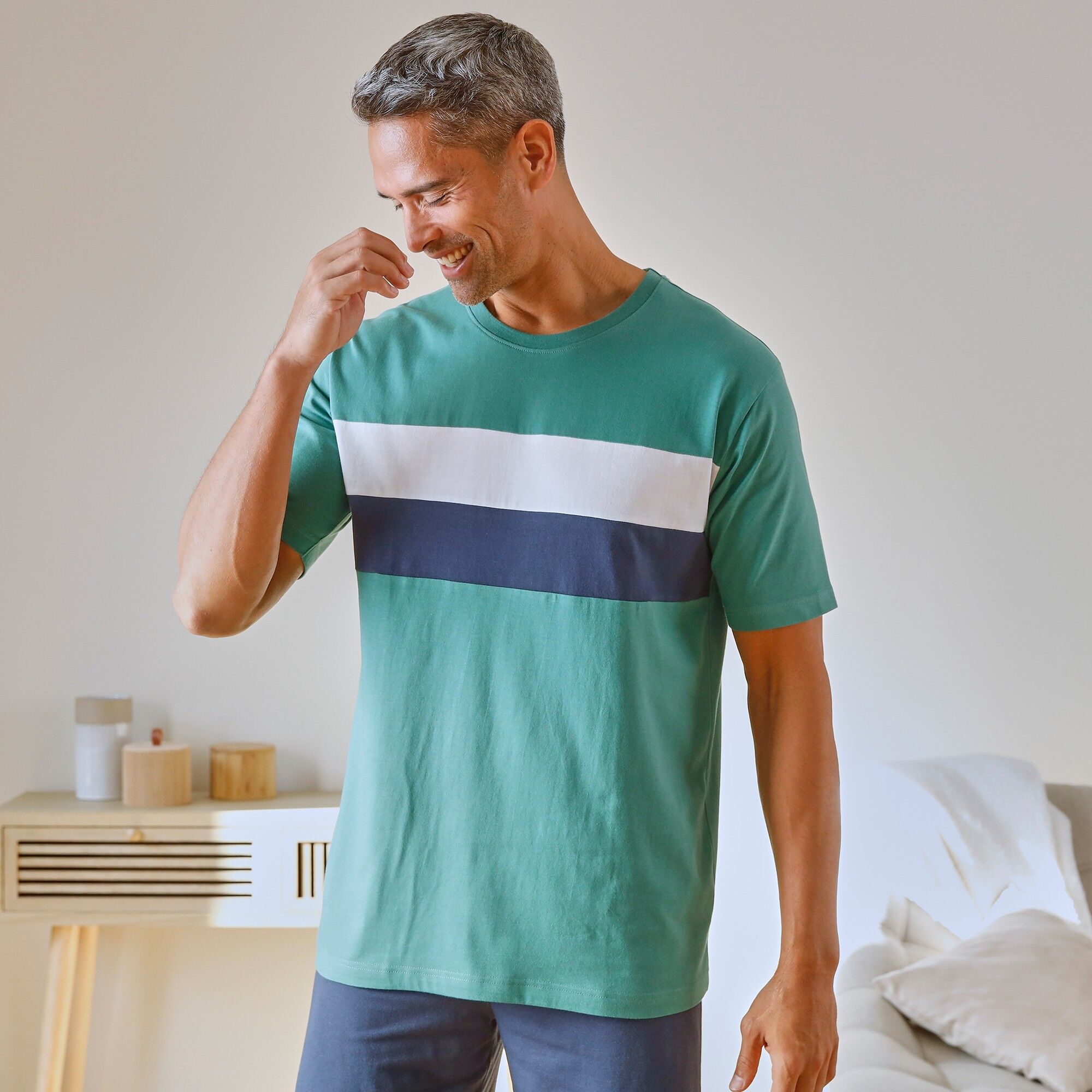 T-shirt pyjama manches courtes vert - BlancheporteAgréable à porter avec sa maille coton souple et douce, moderne avec ses rayures placées : le T-shirt manches courtes se coordonne au bas que vous souhaitez... Vous le trouverez facilement sur notre site p