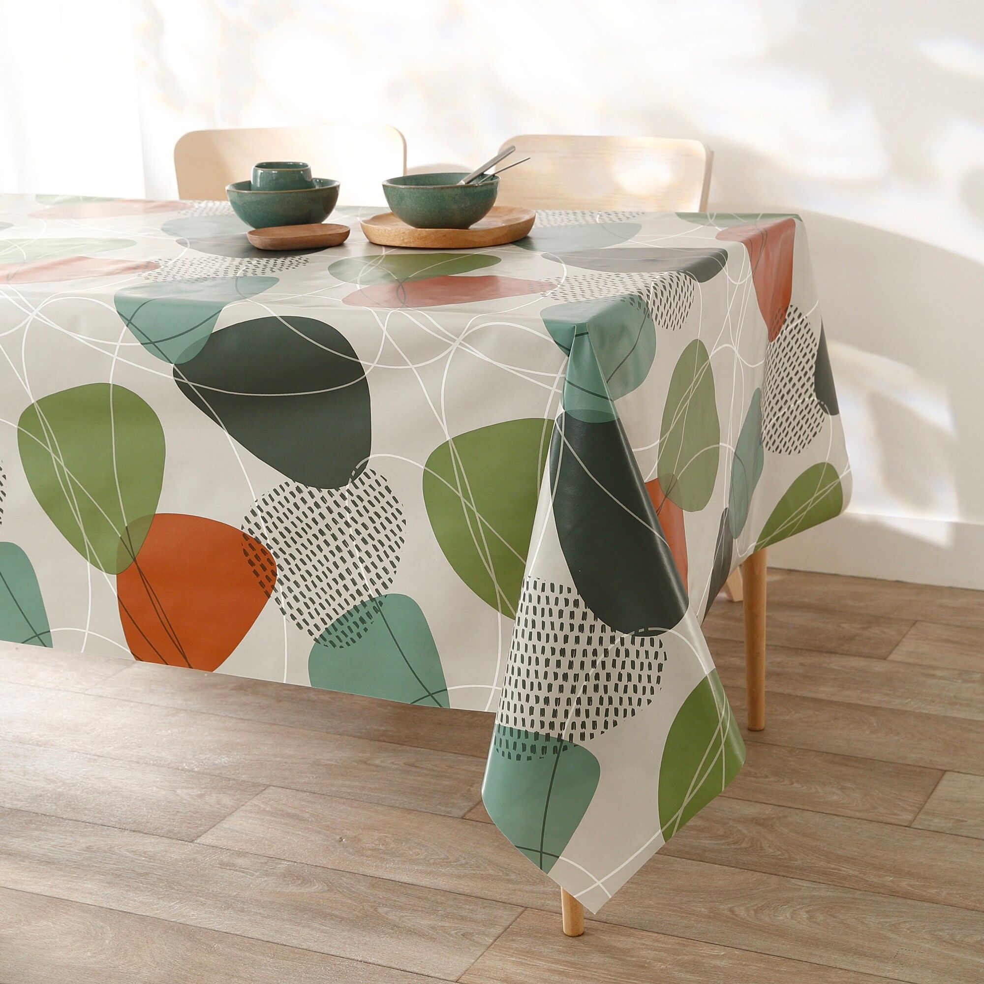 Nappe toile cirée imprimé galets - BlancheporteIdéale pour la table de la cuisine et les repas du quotidien ! Imperméable, cette nappe en toile cirée se nettoie en un coup d'éponge. Dans la cuisine, la salle à manger ou le jardin, cette nappe vous embarqu