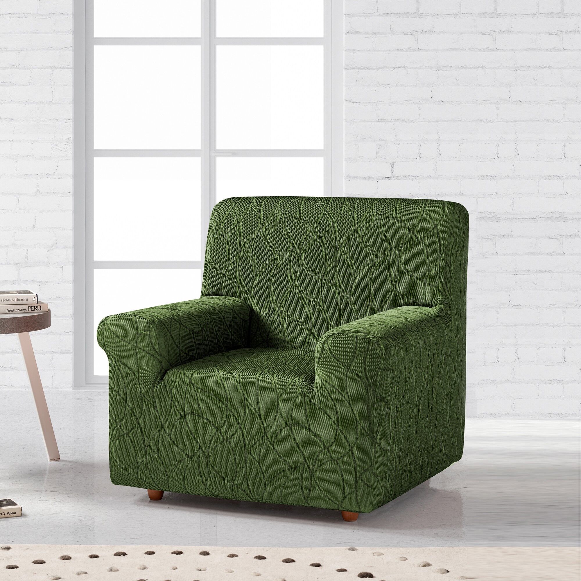 Housse fauteuil et canapé préformée "Alexia" - BlancheporteVous ne reconnaîtrez plus votre salon une fois que vous l'aurez rénové à l'aide de cette housse jacquard... Extensible et intégrale, elle actualisera votre déco en un geste !Housse canapé 2 places