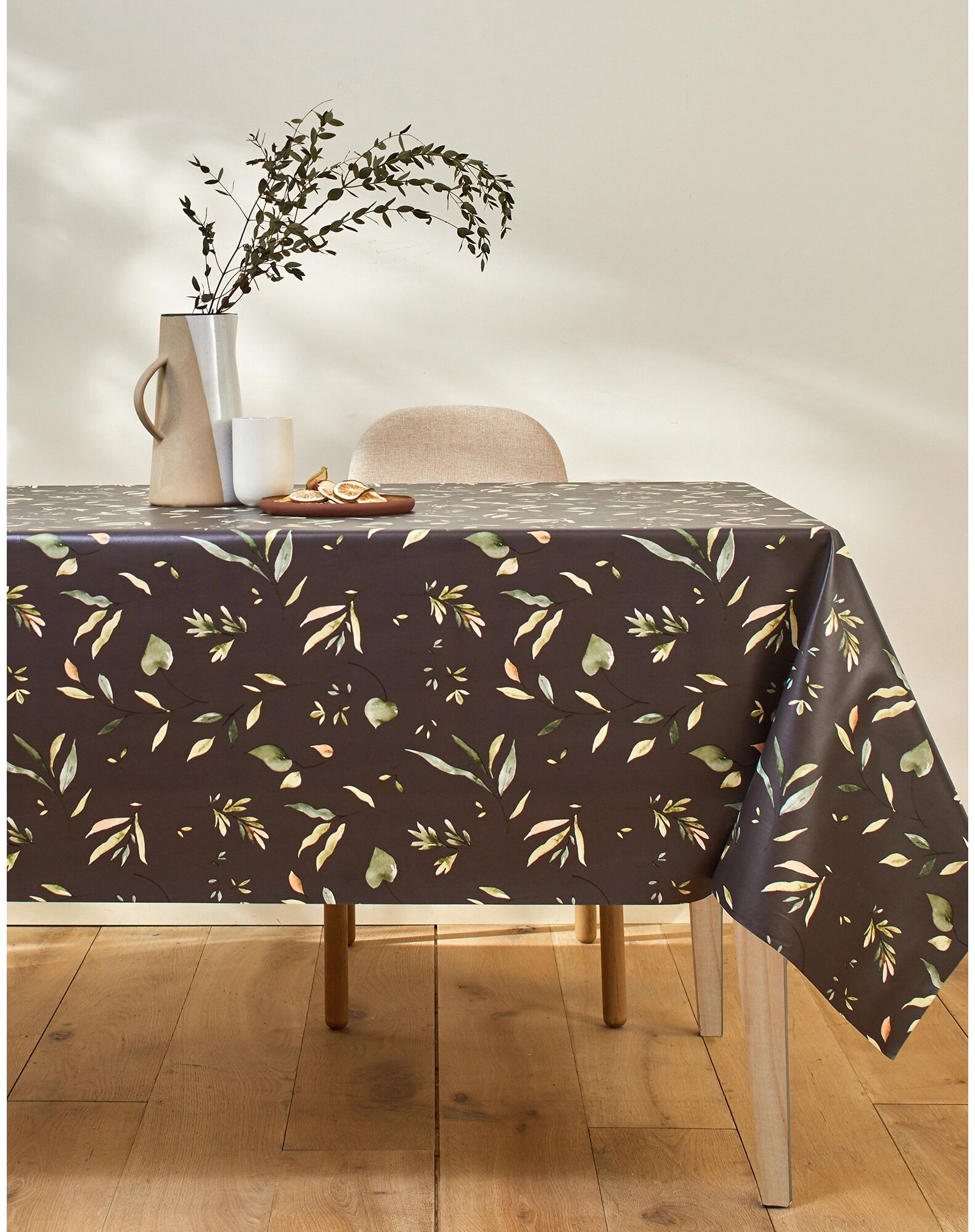 Blancheporte Nappe toile cirée imprimé Florale - BlancheporteAvec son imprimé floral décliné sur fond clair ou sur fond sombre, la nappe en toile cirée vous donne le choix pour planter le décor sur votre table ! Imperméable, elle la protège efficacement des taches et des éclaboussures. Parfaite en cuisine et dans la salle à manger, elle trouve aussi sa place à l'extérieur (jardin, balcon, terrasse).Nappe rectangulaire : 140x200cmGris