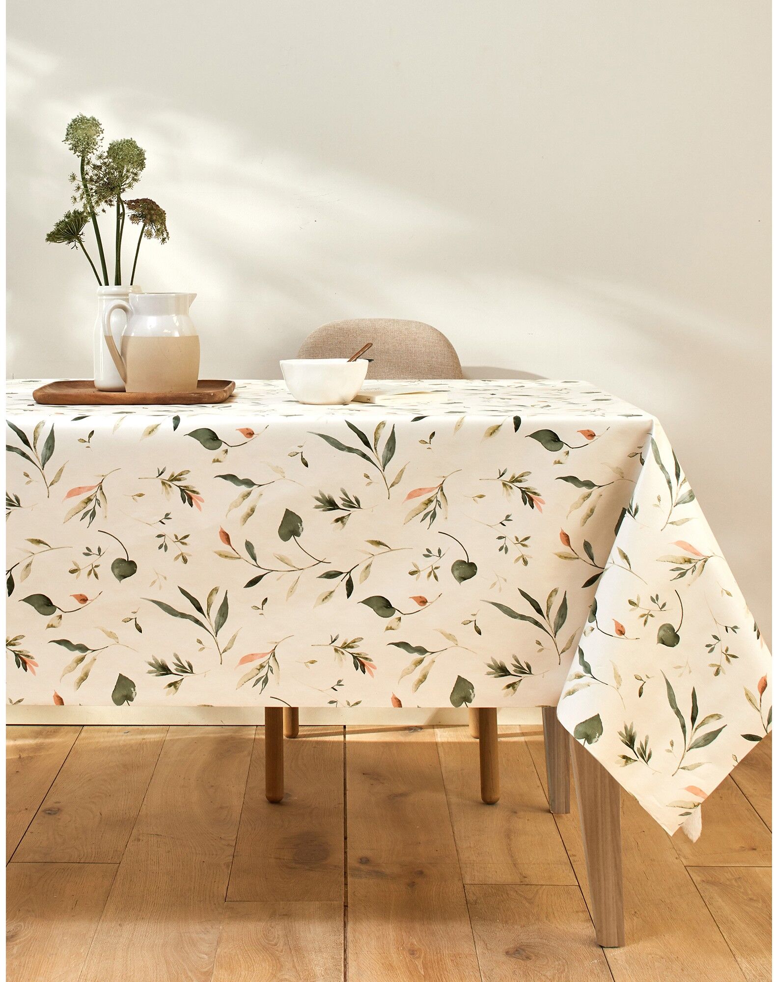 Blancheporte Nappe toile cirée imprimé Florale - BlancheporteAvec son imprimé floral décliné sur fond clair ou sur fond sombre, la nappe en toile cirée vous donne le choix pour planter le décor sur votre table ! Imperméable, elle la protège efficacement des taches et des éclaboussures. Parfaite en cuisine et dans la salle à manger, elle trouve aussi sa place à l'extérieur (jardin, balcon, terrasse).Nappe rectangulaire : 140x240cmÉcru