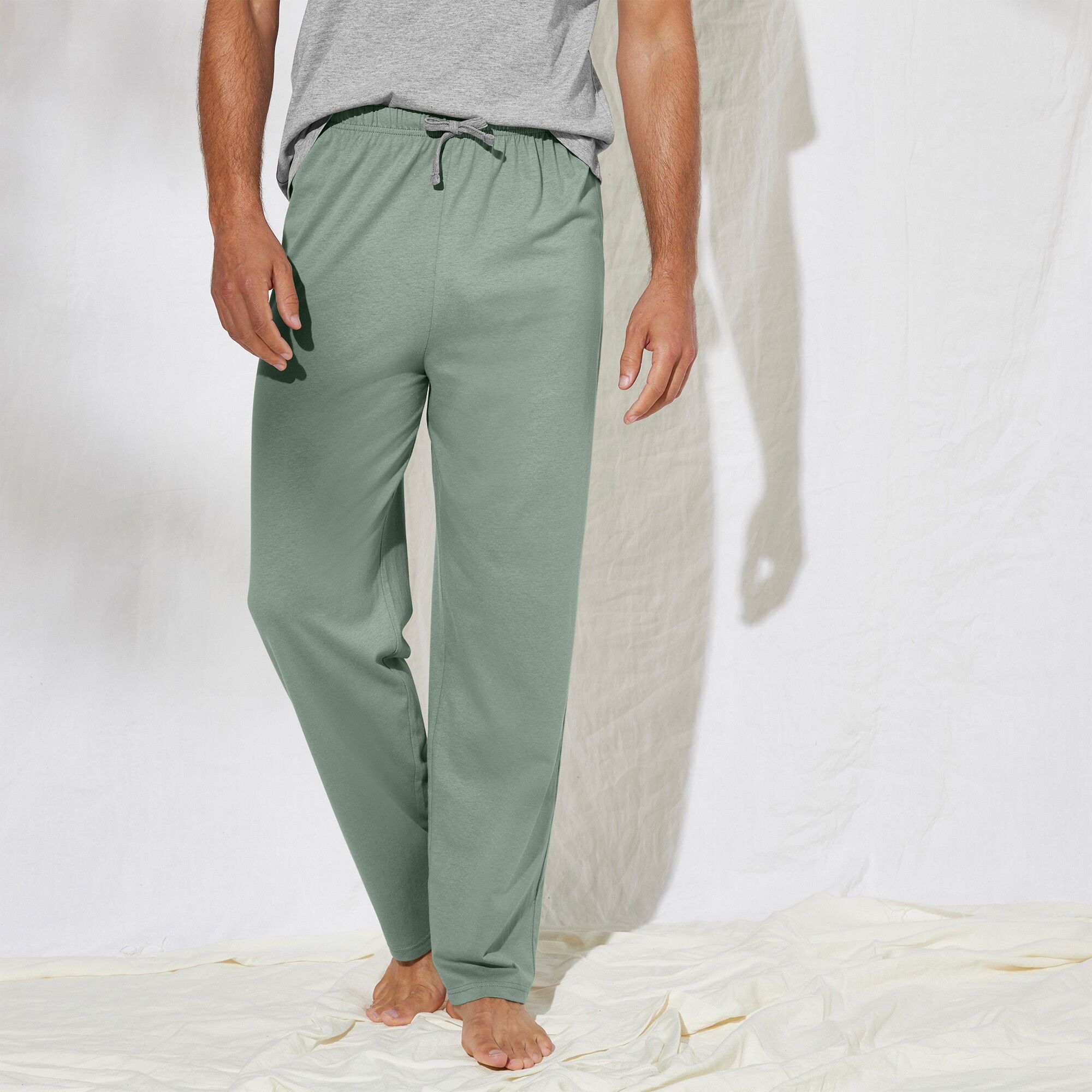 Blancheporte Pantalon pyjama uni vert - BlancheporteLe pantalon s’offre un coloris moderne et facile à associer... Pour composer le pyjama qui vous ressemble, il ne vous reste plus qu'à flasher sur l'un de nos tee-shirts manches courtes ou manches longues