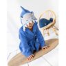 Peignoir de bain enfant requin éponge coton - 340g/m² - 6/8 Ans - Bleu - Colombine Des PetitsQuel plaisir de sortir du bain et d'enfiler son peignoir à capuche déguisement requin Colombine des Petits®. Enveloppés de douceur et bien secs, voilà nos petits 