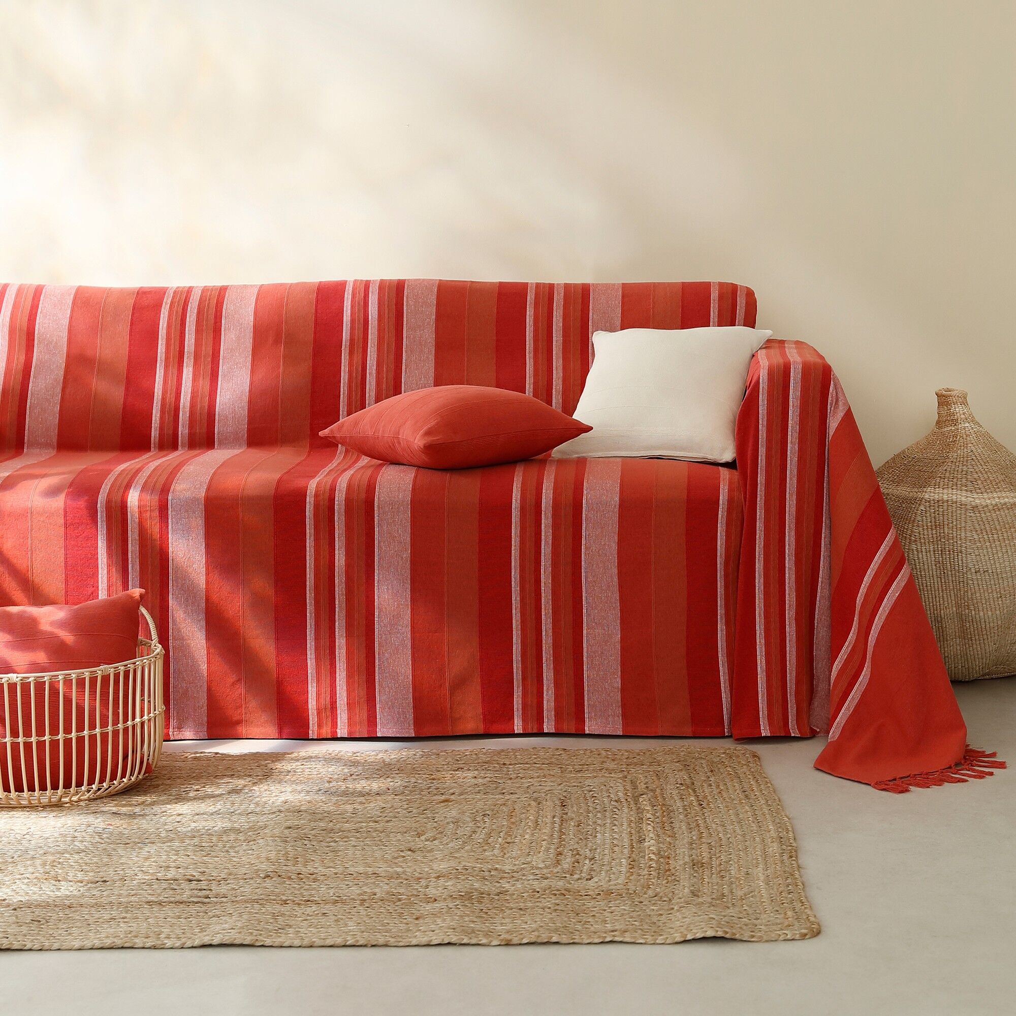 Plaid jeté multicolore coton tissage artisanal - BlancheporteJeté et plaid artisanaux multicolores déclinés dans de nombreux coloris en 4 tailles au choix. Complétez votre déco avec les housses de coussin.Plaid : 150x150cmOrange