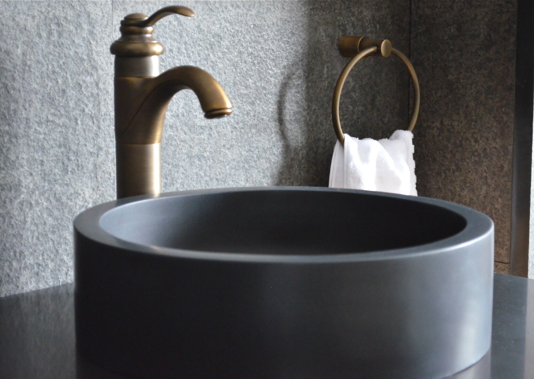 LivingRoc Vasque en pierre ronde basalte noir à poser RONDO DARK LivingRoc Vasque en pierre ronde basalte noir à poser RONDO DARK