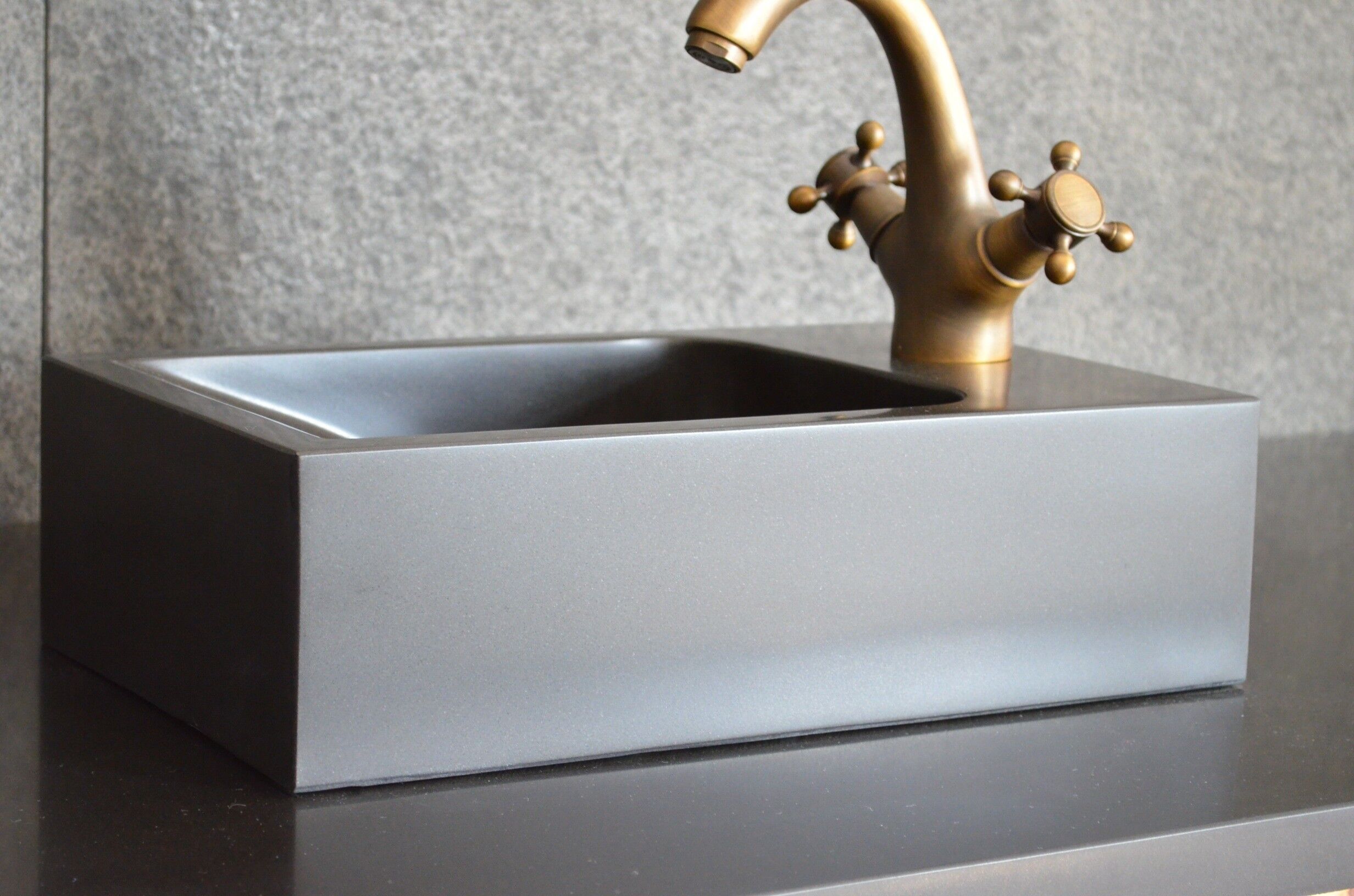 LivingRoc Lave mains noir en basalte véritable 40x23 - KALOO LivingRoc Lave mains noir en basalte véritable 40x23 - KALOO