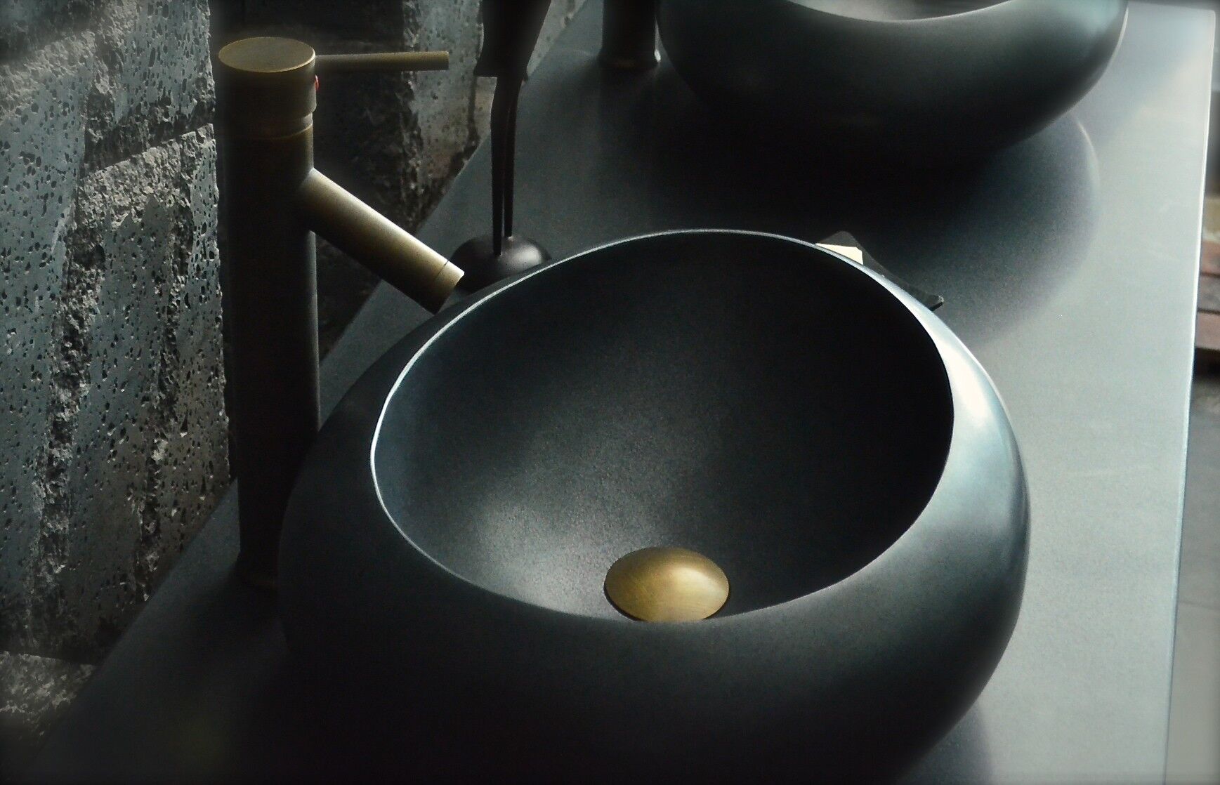 LivingRoc Vasque à poser en pierre naturelle granit noir véritable luxe COCOON SHADOW LivingRoc Vasque à poser en pierre naturelle granit noir véritable luxe COCOON SHADOW