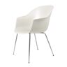 GUBI chaise avec accoudoirs BAT DINING CHAIR avec la base chrome (Alabaster white - polypropylène et acier)