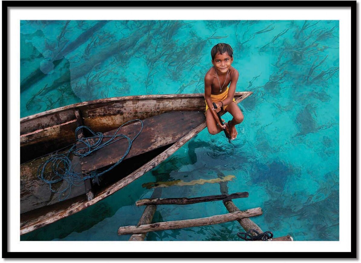 Wall Editions Affiche 50x70 cm et cadre noir - Bajau Boy - Hesham Alhumaid