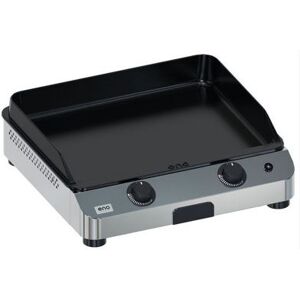 Plancha Gaz ENO Fusion 60 Inox : L'Excellence de la Cuisson en Extérieur Conception Robuste et Performances de Haute Qualité La Plancha Gaz ENO Fusion 60 Inox, conçue pour ravir jusqu'à 8 personnes, est le joyau de la cuisine extérieure. Avec sa puissance de 5 kW, elle atteint une température optimale de 0 à 360°C en seulement 6 à 8 minutes, grâce à ses deux brûleurs double rampe dotés d'une sécurité thermocouple. La plaque de cuisson en fonte émaillée, garantie à vie, offre une surface de 55 x 41 cm, idéale pour une répartition homogène de la chaleur. Le châssis en inox de qualité finition marine, non seulement confère à la plancha une durabilité exceptionnelle, mais aussi un design élégant qui s'intègre parfaitement dans tout environnement extérieur. Innovations et Facilités d'Utilisation La Fusion 60 Inox se distingue par ses fonctionnalités pensées pour l'utilisateur. L'allumage électronique assure une mise en marche rapide et sans effort, tandis que les hauts rebords anti-projection et le bac récupérateur inox facilitent le maintien de la propreté. Deux zones de chauffe indépendantes permettent de gérer différents types de cuisson simultanément. La liaison parfaite entre la plaque et le châssis optimise le rendement énergétique, et la présence d'un capot de protection sur charnières en acier galvanisé noir ajoute une touche de praticité. Avec la certification Origine France Garantie et un engagement pour la réparabilité, cette plancha est un investissement durable pour des moments de partage culinaire inoubliables. image