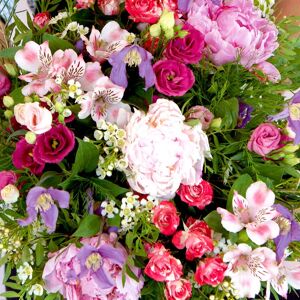 Bouquet du fleuriste multicolore avec pivoines - Livraison de fleurs - Interflora