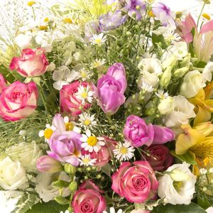 Bouquet du fleuriste (avec roses) et sa bougie  - Livraison de fleurs - Interflora