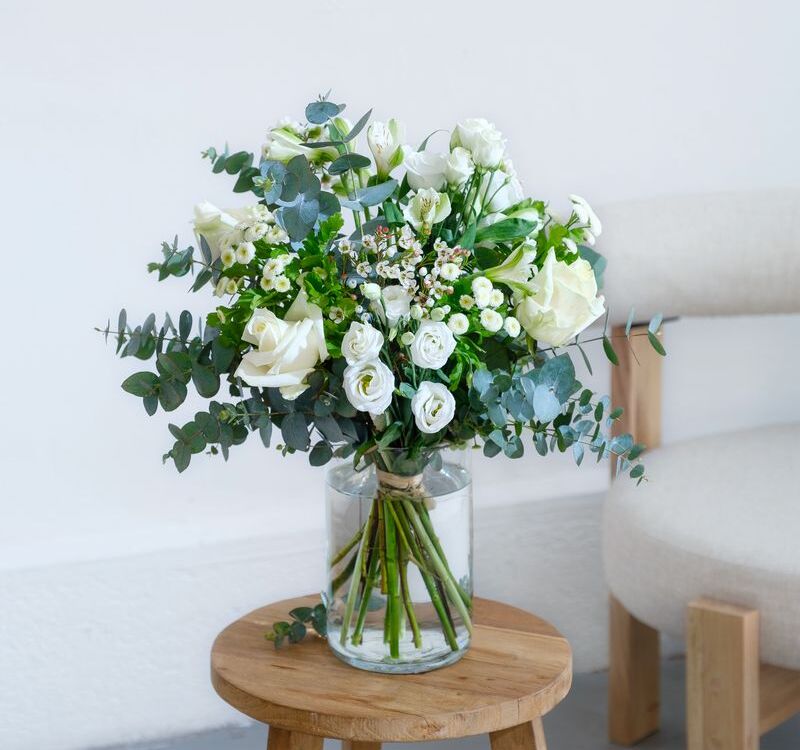 Interflora Paradis blanc : bouquet rond de fleurs variées tons blanc