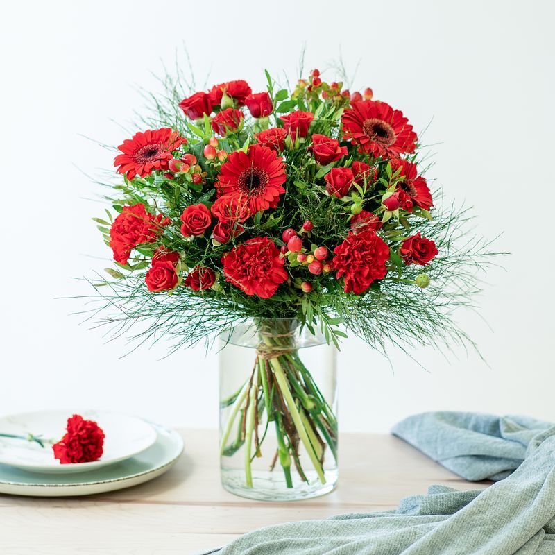 Interflora Pomme d'amour : roses, gerberas et hypéricum rouges