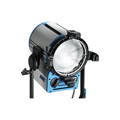 ARRI True Blue T2, 2000W, P.O., bleu-argent, sans connecteur - ARRI True Blue série - Publicité ARRI True Blue T2, 2000W, P.O., bleu-argent, sans connecteur - ARRI True Blue série - Publicité