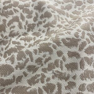 Tissu jacquard fleuri léopard beige - Linder - Mondial Tissus - Publicité Tissu jacquard fleuri léopard beige - Linder - Mondial Tissus - Publicité