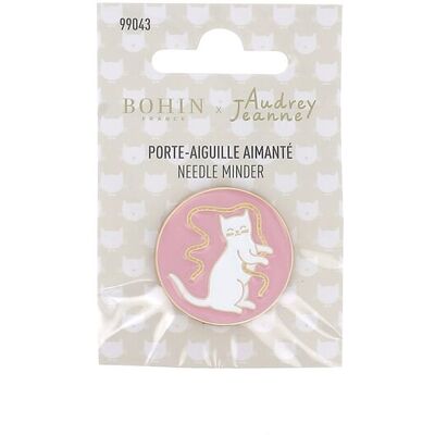 Porte-aiguille Aimanté - BOHIN x Audrey Jeanne - Chat fond rose - Bohin - Mondial Tissus - Publicité Porte-aiguille Aimanté - BOHIN x Audrey Jeanne - Chat fond rose - Bohin - Mondial Tissus - Publicité