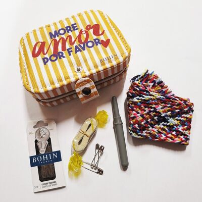 Trousse couture more amor por favor - Bohin - Bohin - Mondial Tissus - Publicité Trousse couture more amor por favor - Bohin - Bohin - Mondial Tissus - Publicité