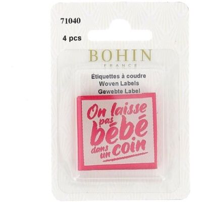 Lot 4 Étiquettes tissées "on laisse pas bébé dans un coin" - Bohin - Bohin - Mondial Tissus - Publicité Lot 4 Étiquettes tissées "on laisse pas bébé dans un coin" - Bohin - Bohin - Mondial Tissus - Publicité