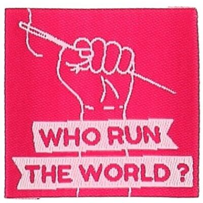 Lot 4 Étiquettes tissées "who run the world" - Bohin - Bohin - Mondial Tissus - Publicité Lot 4 Étiquettes tissées "who run the world" - Bohin - Bohin - Mondial Tissus - Publicité