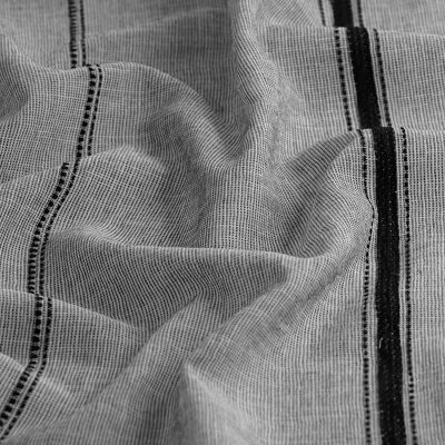 Tissu voile nairobi taupe grisé à rayures brodées noires - Mondial Tissus - Publicité Tissu voile nairobi taupe grisé à rayures brodées noires - Mondial Tissus - Publicité