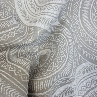 Tissu Jacquard taupe motifs mandalas blancs - Mondial Tissus - Publicité Tissu Jacquard taupe motifs mandalas blancs - Mondial Tissus - Publicité