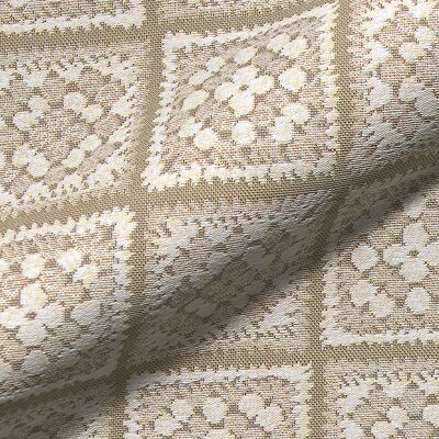 Tissu jacquard gobelin carrés crochet granny square blanc beige - Mondial Tissus - Publicité Tissu jacquard gobelin carrés crochet granny square blanc beige - Mondial Tissus - Publicité