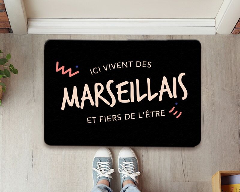 Cadeaux.com Paillasson personnalisé - Ici vivent des Marseillais