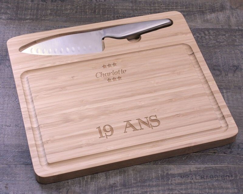 Cadeaux.com Planche à découper personnalisable avec couteau femme 19 ans