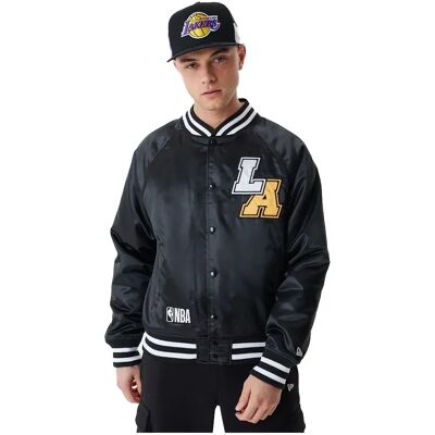 New Era Blouson Bomber Los Angeles Lakers Team Logo Satin Black AGD S Homme - Publicité New Era Blouson Bomber Los Angeles Lakers Team Logo Satin Black AGD S Homme - Publicité