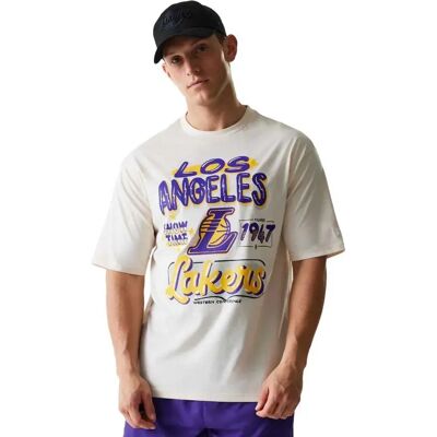 New Era T-shirt à Manches Courtes Nba Graphic Oversized Los Angeles Lakers Light Beige L Homme - Publicité New Era T-shirt à Manches Courtes Nba Graphic Oversized Los Angeles Lakers Light Beige L Homme - Publicité
