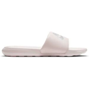 Nike Claquettes Victori One Barely Rose / Metallic Silver / Barely Rose EU 42 Femme - Publicité Nike Claquettes Victori One Barely Rose / Metallic Silver / Barely Rose EU 42 Femme - Publicité