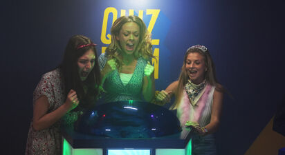 Avis aux chanteurs et chanteuses en herbe ! Si vous cherchez une activité ludique et insolite, ce blind test immersif dans un décor de jeu télé à Nancy est fait pour vous. Le concept est simple : après avoir choisi votre playlist de prédilection, vous ou votre équipe devez être les premiers à identifier à la fois le titre de la chanson et l'artiste. Confortablement installés derrière votre pupitre pour une partie d'1h à 1h15, vous devrez appuyer sur le buzzer le plus rapidement possible pour accumuler des points. En prime, vous aurez accès à différents jokers vous permettant de rebattre les cartes. Tout au long de la partie, et jusqu'à la fin, tout peut encore basculer ! Déroulé de votre programme : Si la musique vous passionne et que vous êtes curieux de découvrir différents genres musicaux, ce jeu est fait pour vous ! Parmi les quatre playlists proposées vous trouverez : Années 50 - 60 : Une playlist qui couvre la période allant du début des années 1950 jusqu'au célèbre Woodstock en 1969. Années 70 - 80 : Une playlist allant de 1970 à 1989, vous faisant danser sur des tubes disco. Années 90 - 2000 : Une playlist mélangeant des plaisirs coupables, comme Diam's, et des tubes planétaires, comme les Spice Girls. Années 2010 - 2020 : Pour ceux qui préfèrent les chansons d'aujourd'hui. De plus, vous aurez la possibilité de choisir la langue de votre playlist, vous permettant de jouer avec des chansons uniquement françaises, internationales, ou un mélange des deux. Venez découvrir ce nouveau concept de blind test immersif et vous amuser dans un décor de plateau TV à Nancy ! image