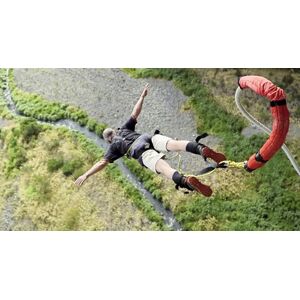 Cap Adrénaline Saut à l'élastique depuis le pont du Bras de la Plaine - Île de la Réunion - Publicité Cap Adrénaline Saut à l'élastique depuis le pont du Bras de la Plaine - Île de la Réunion - Publicité