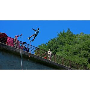 Cap Adrénaline Saut à l'élastique sur le pont de Bezergue près de Castres - Publicité Cap Adrénaline Saut à l'élastique sur le pont de Bezergue près de Castres - Publicité