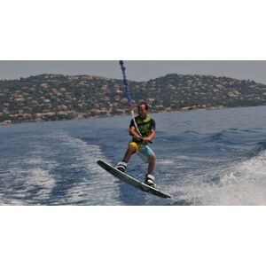 Cap Adrénaline Tour de ski nautique ou wakeboard depuis la plage de la Nartelle à Sainte Maxime - Publicité Cap Adrénaline Tour de ski nautique ou wakeboard depuis la plage de la Nartelle à Sainte Maxime - Publicité