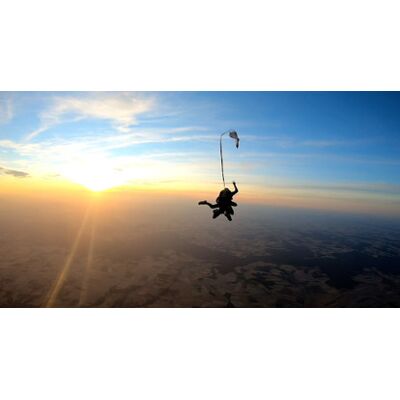 Cap Adrénaline Saut en Parachute Tandem à Saint-Florentin - Saut à 4000 m - Publicité Cap Adrénaline Saut en Parachute Tandem à Saint-Florentin - Saut à 4000 m - Publicité