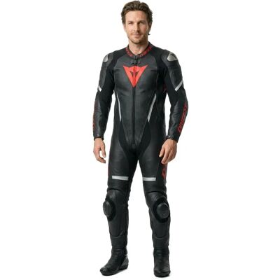 Dainese Combinaison En Cuir Demon Sprint Perf Black / Red Lava 50 - Publicité Dainese Combinaison En Cuir Demon Sprint Perf Black / Red Lava 50 - Publicité