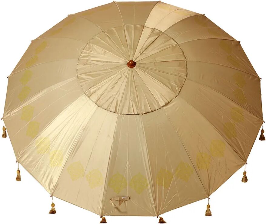 Parasol ATOSA 240 cm en Aluminium Orientable avec Franges OrxFord Ombre Piscine & JardinCréez votre oasis personnelle et échappez au soleil d´été avec le Parasol ATOSA Orientable à Franges OrxFord. Conçu avec expertise pour allier fonctionnalité exceptionnelle et style intemporel, ce grand parasol de 240 cm est l´accessoire ultime pour tout espace extérieur. Que vous cherchiez à meubler votre piscine, à moderniser votre patio ou à ajouter une touche d´élégance à votre jardin, ce parasol offre une couverture étendue et un point focal sophistiqué. Son auvent généreux offre un refuge frais et ombragé pour vous, votre famille et vos invités, ce qui le rend parfait pour de longs après-midis relaxants en plein air, les dîners en plein air ou le farniente au bord de la piscine. Sa construction robuste garantit qu´il sera une pièce maîtresse fiable et élégante de votre mobilier d´extérieur saison après saison.La couleur et la forme peuvent varier en fonction de la disponibilité du fournisseur, vendues séparément.Améliorez votre expérience en extérieur avec notre parasol polyvalent et élégant en aluminium orientable de 240 cm avec franges OrxFord, 3 coloris assortis, diamètre de mât 29-32 mm.Parfait pour une utilisation au bord de la piscine ou avec du mobilier d´extérieur, ce parasol offre une ombre et une protection optimales contre le soleil.Son design en aluminium orientable avec franges OrxFord permet un ajustement facile pour répondre à vos besoins.Collectionnez les trois coloris assortis pour compléter votre décoration extérieure.Avec une construction solide et des matériaux durables, ce parasol est conçu pour durer et vous apporter des années de plaisir.La clé du confort toute la journée réside dans sa conception intelligente. Doté d´un mécanisme orientable innovant, ce parasol vous permet d´incliner l´auvent sans effort. Cela signifie que vous pouvez facilement suivre la course du soleil dans le ciel et ajuster l´angle de l´ombre sans avoir à déplacer toute la base. Cela offre une protection continue et ciblée contre la lumière directe du soleil et les rayons UV nocifs, garantissant votre confort du lever au coucher du soleil. Le cadre est construit en aluminium de haute qualité et léger, offrant un équilibre parfait entre résistance et portabilité tout en offrant une excellente résistance à la rouille et aux intempéries. L´ajout de franges OrxFord chics le long du bord de l´auvent ajoute une touche d´élégance bohème, rehaussant l´esthétique de votre décor extérieur.Caractéristiques principales :* Ombre étendue : Un large auvent de 240 cm de diamètre offre une couverture d´ombre généreuse pour les ensembles de repas, les chaises longues ou les zones de piscine.* Fonction d´inclinaison orientable : Dispose d´un mécanisme d´inclinaison intelligent qui vous permet d´incliner l´auvent pour une protection solaire optimale tout au long de la journée.* Cadre durable et léger : Construit avec un mât en aluminium robuste résistant à la corrosion et... image