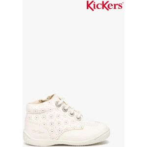 Chaussures premiers pas bébé fille bottillons en cuir uni ajouré - Kickers - KICKERS blanc - Publicité