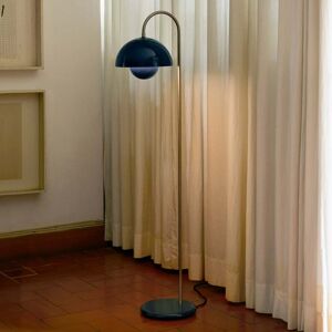 Lampadaire Flowerpot VP12, bleu acier, hauteur 122 cm &Tradition; - Salon / séjour - Design - Métal - Avec abat-jour - Publicité Lampadaire Flowerpot VP12, bleu acier, hauteur 122 cm &Tradition; - Salon / séjour - Design - Métal - Avec abat-jour - Publicité