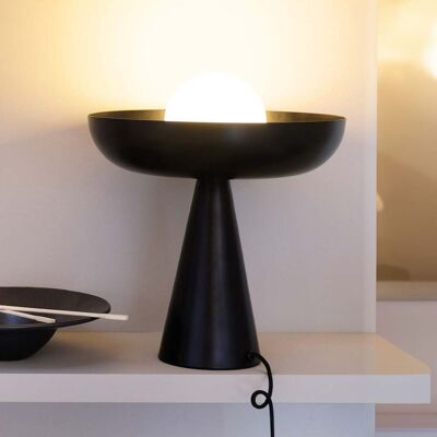 Dyberg Larsen Ava Lampe de Table Noire - Lampe de Table - Publicité Dyberg Larsen Ava Lampe de Table Noire - Lampe de Table - Publicité