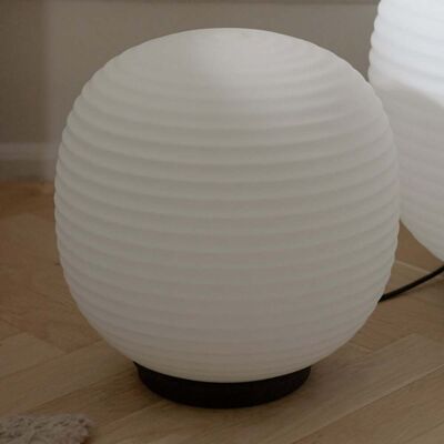 Lampe de table Lantern Globe en verre opale blanc - Ø 30cm - Publicité Lampe de table Lantern Globe en verre opale blanc - Ø 30cm - Publicité